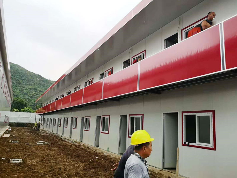 Flat roof movable plank house